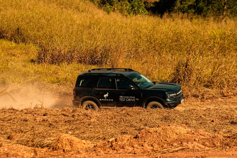 Veículo em test-drive na pista off-road do Agro Caipira Show em 2024